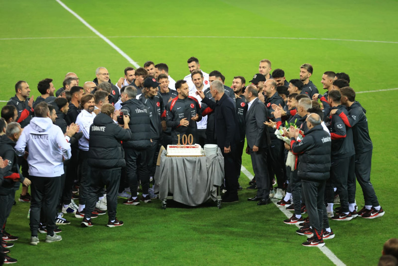 Hakan Çalhanoğlu için Kocaeli Stadı'nda pasta kesildi - Resim : 2