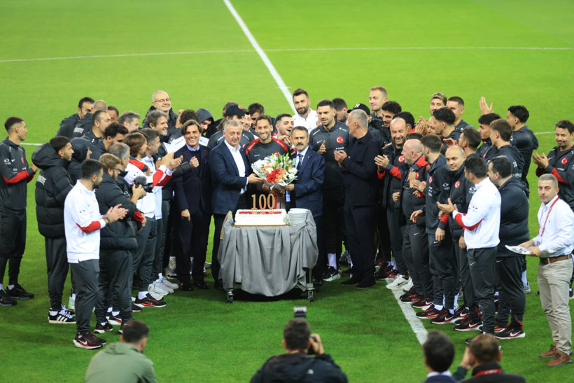 Hakan Çalhanoğlu için Kocaeli Stadı'nda pasta kesildi - Resim : 7