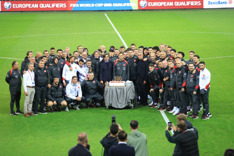 Hakan Çalhanoğlu için Kocaeli Stadı'nda pasta kesildi - Resim : 6