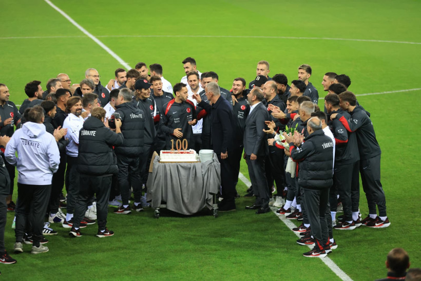 Hakan Çalhanoğlu için Kocaeli Stadı'nda pasta kesildi - Resim : 4