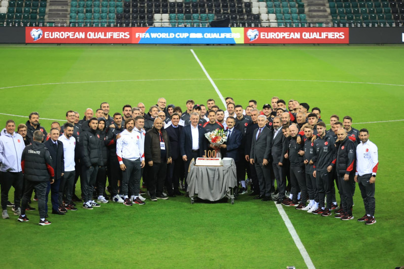 Hakan Çalhanoğlu için Kocaeli Stadı'nda pasta kesildi - Resim : 3