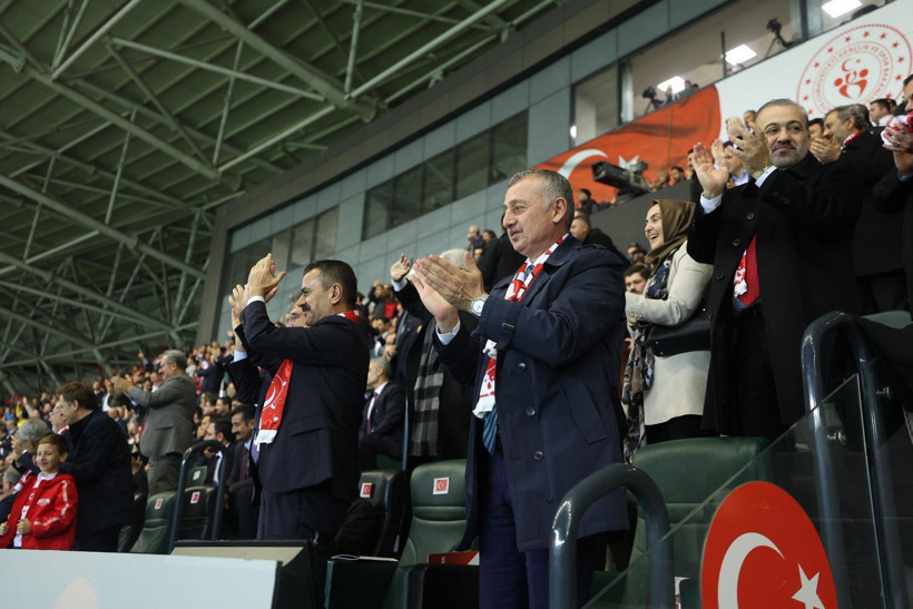 Büyükakın ve ekibine ayakta alkış! - Resim : 1