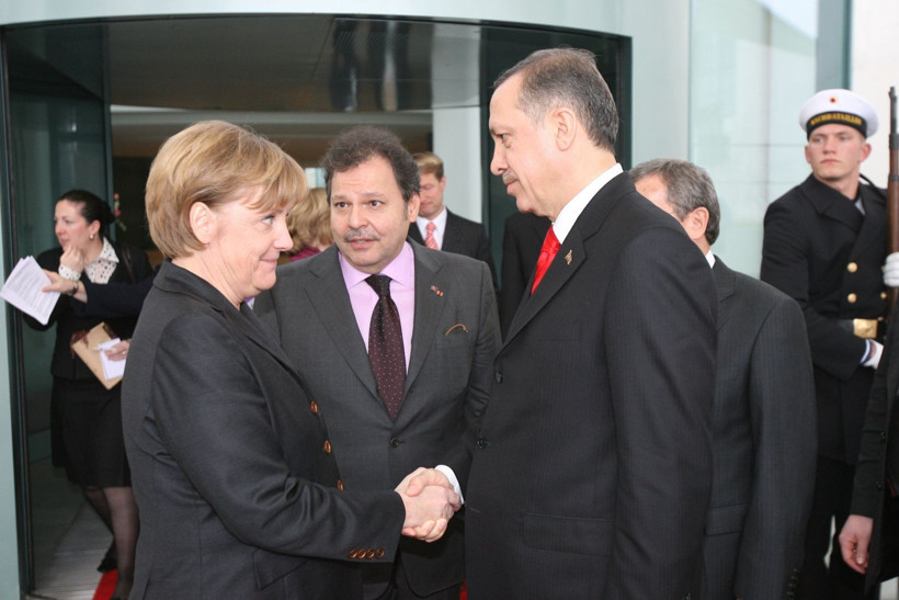 AK Parti'nin kurucularından ünlü iş insanı hakkında yakalama kararı! - Resim: 4