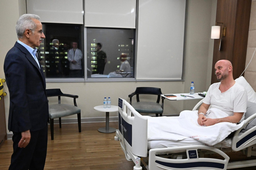 Bakan Abdulkadir Uraloğlu, hastanede tedavi gören Enes Çakmak’ı ziyaret etti - Resim : 3