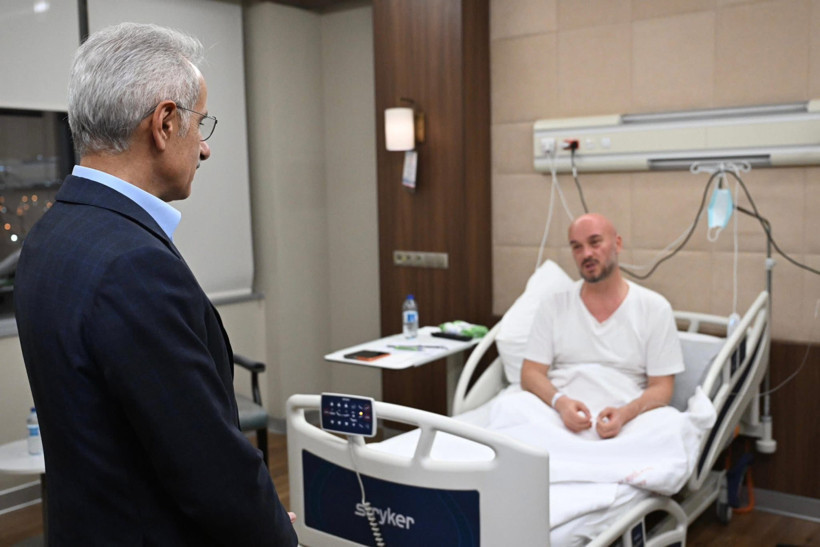 Bakan Abdulkadir Uraloğlu, hastanede tedavi gören Enes Çakmak’ı ziyaret etti - Resim : 2