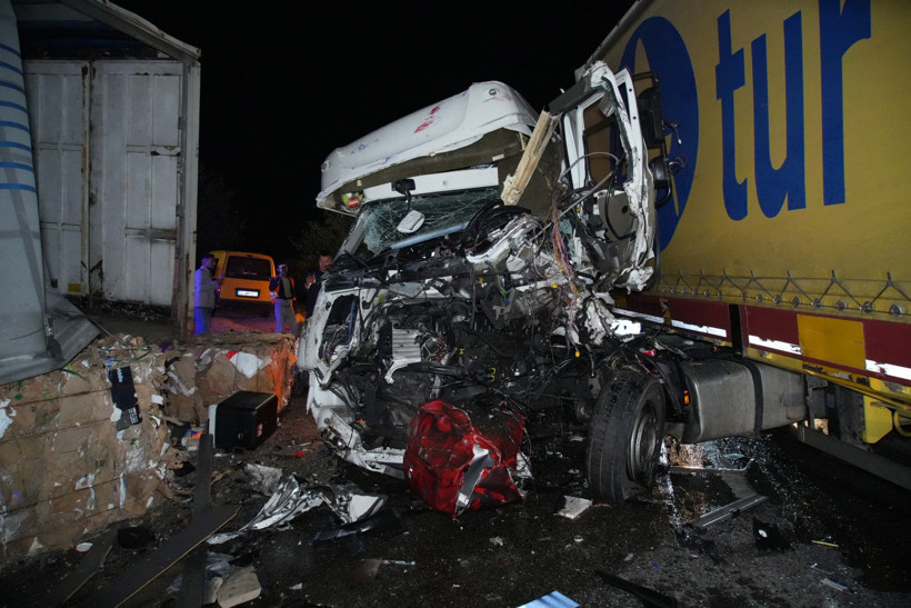Hatalı sollama zincirleme kazaya neden oldu! - Resim : 2