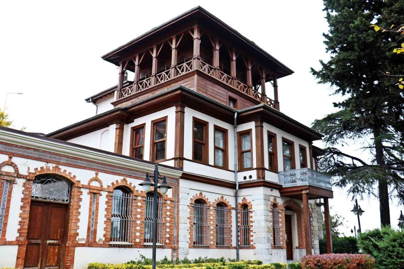 İzmit’in ilk valisi Sırrı Paşa’nın konağı… Eşsiz mimarisi ile 134 yıldır görenleri büyülüyor! - Resim : 3