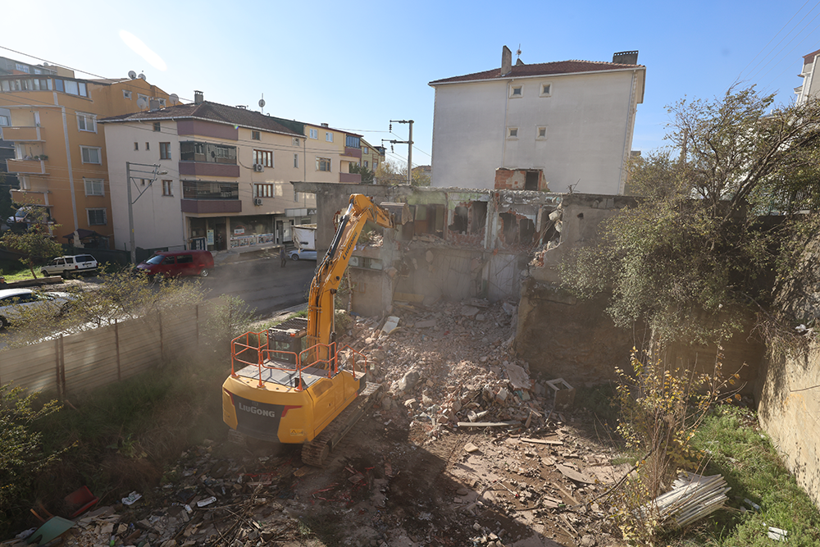 Tehlike saçan metruk binalar yıkılıyor! - Resim : 1