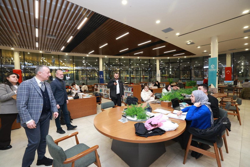 Tahir Büyükakın yılbaşı akşamı gençlerle buluştu: Kolay olanda şüphe arayın - Resim : 2