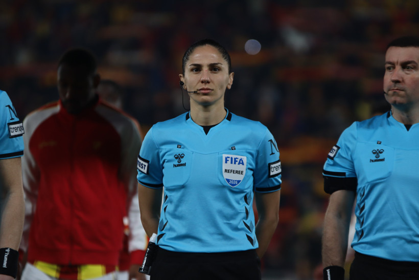 Süper Lig'de 22 yıl sonra kadın hakem düdük çaldı - Resim : 1
