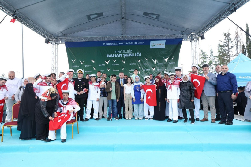 Önce konvoy sonra halay; Çakı gibi asker oldular! - Resim: 2
