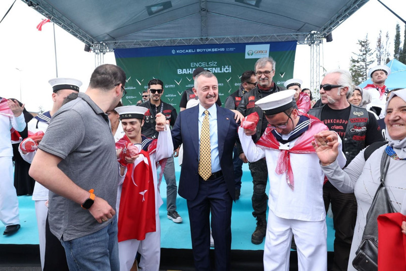 Önce konvoy sonra halay; Çakı gibi asker oldular! - Resim: 22