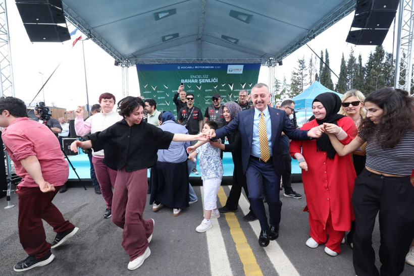 Önce konvoy sonra halay; Çakı gibi asker oldular! - Resim: 3