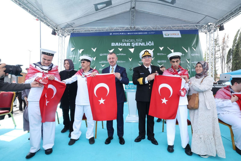 Önce konvoy sonra halay; Çakı gibi asker oldular! - Resim: 7