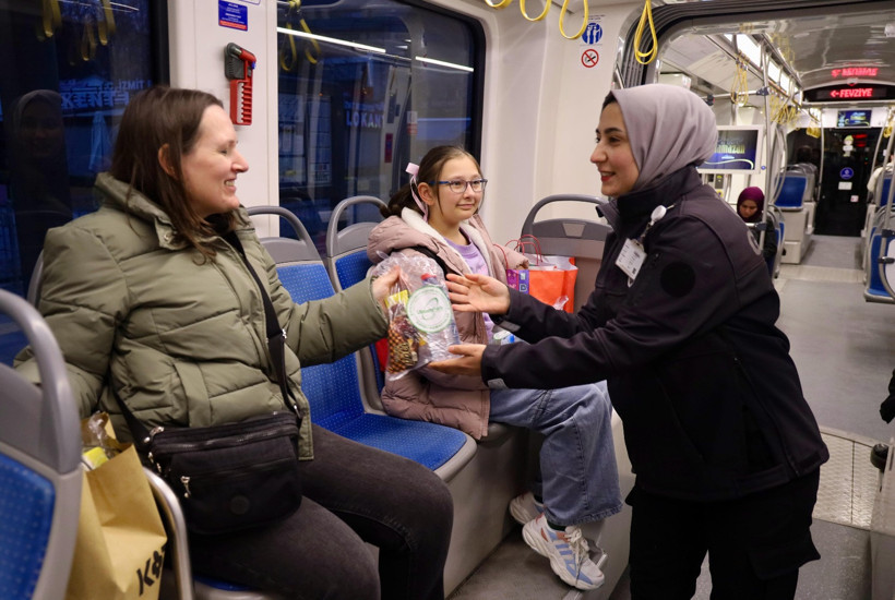 İftara yetişemeyenlere kumanya dağıtılıyor - Resim : 2