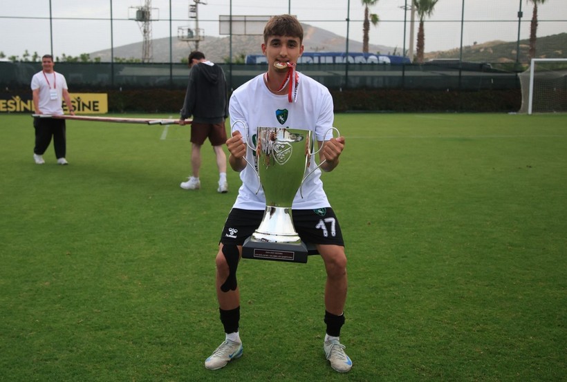Kocaelispor U-19’da büyük coşku… Şampiyonluk bizim kupa bizim! Foto Galeri - Resim: 49