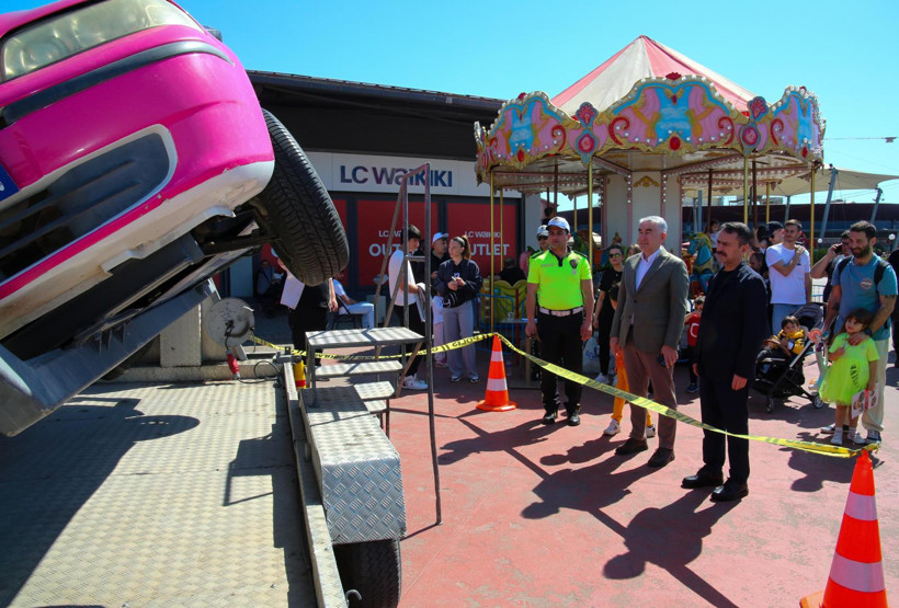 Vatandaşlar bilgilendirildi... İlhami Aktaş, Trafik Haftası etkinliğine katıldı - Resim : 4