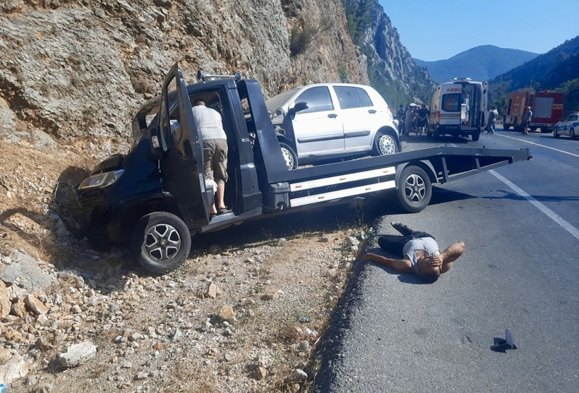 Otomobil çekici ile çarpıştı... Çok sayıda yaralı var! - Resim : 3