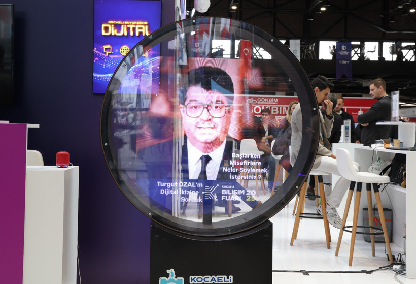 Turgut Özal, Kocaeli Bilişim Fuarı'nda görüldü! - Resim : 1
