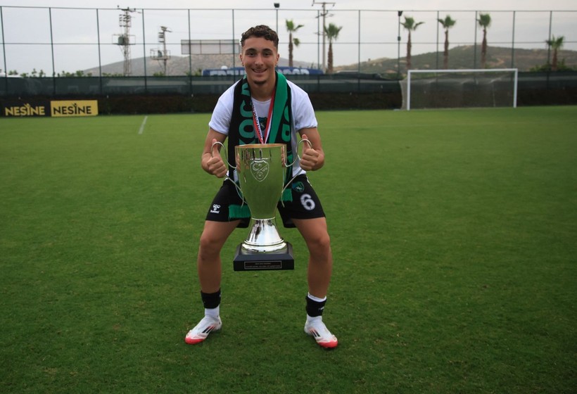 Kocaelispor U-19’da büyük coşku… Şampiyonluk bizim kupa bizim! Foto Galeri - Resim: 50