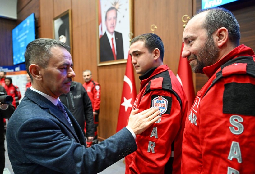 Arama ve Kurtarma ekipleri armalarını teslim aldı - Resim : 1