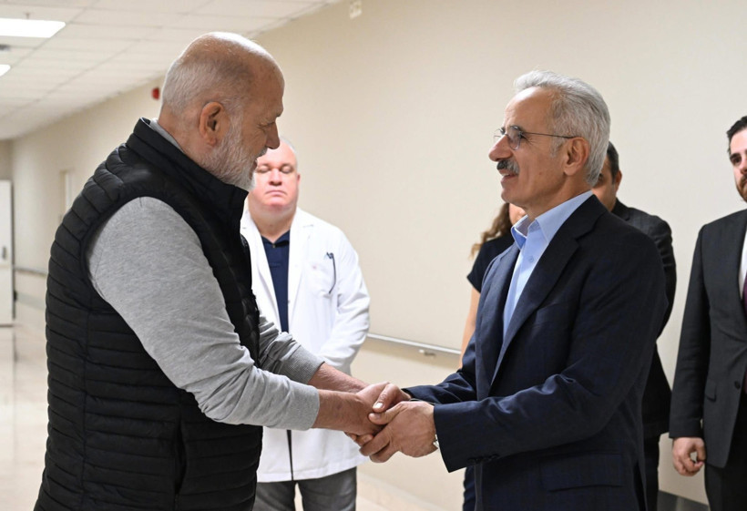 Bakan Abdulkadir Uraloğlu, hastanede tedavi gören Enes Çakmak’ı ziyaret etti - Resim : 1
