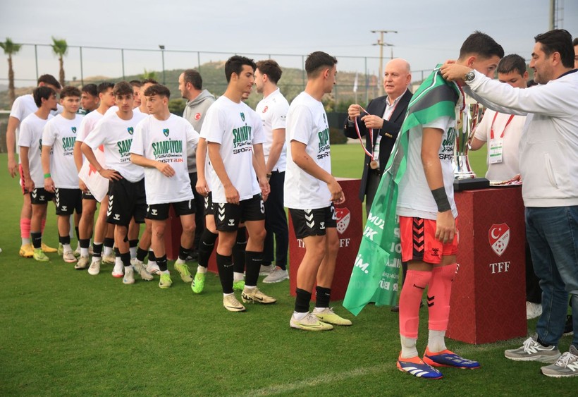 Kocaelispor U-19’da büyük coşku… Şampiyonluk bizim kupa bizim! Foto Galeri - Resim: 27