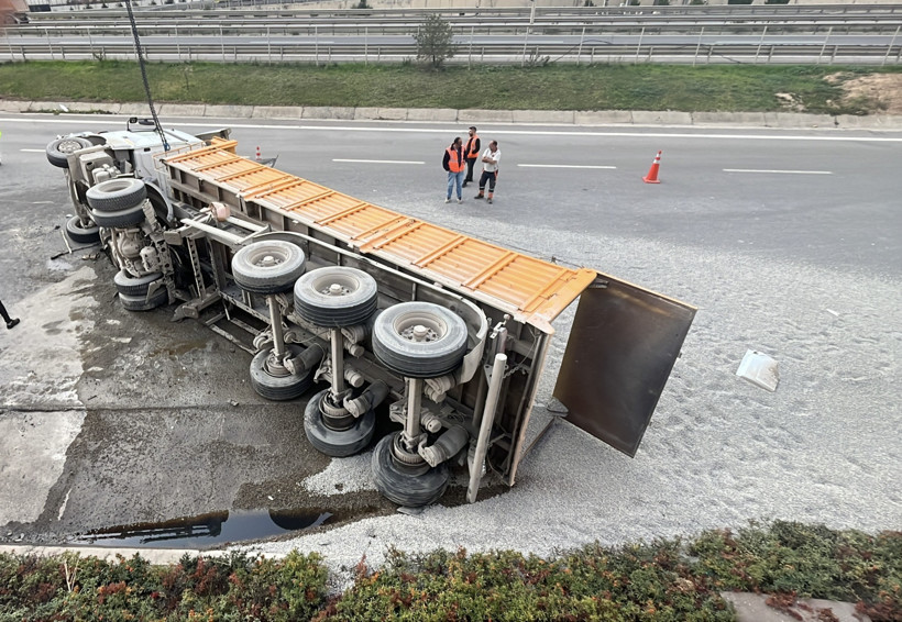 TEM Otoyolu'nda korkutan kaza! Mıcır yüklü kamyon devrildi! - Resim : 1