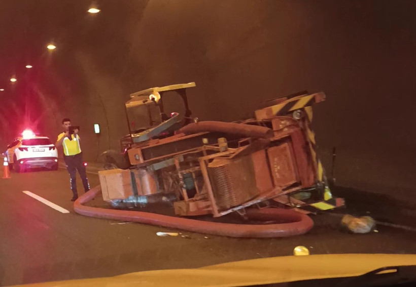 Tünelde korkutan kaza! Devrildi... - Resim : 1