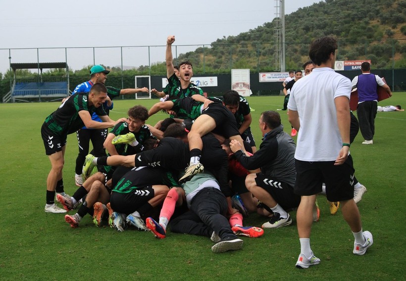 Kocaelispor U-19’da büyük coşku… Şampiyonluk bizim kupa bizim! Foto Galeri - Resim: 1