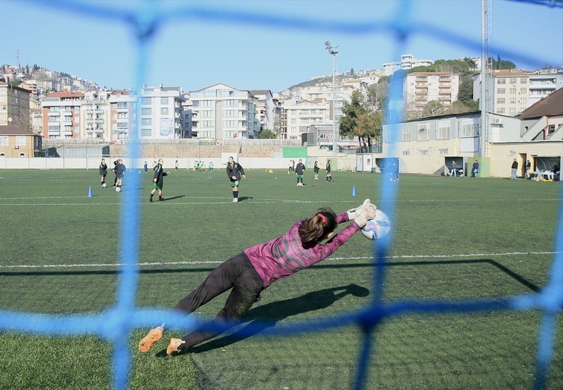 Yeşil sahanın şampiyon kızları, okul sıralarında da zirvede - Resim : 4