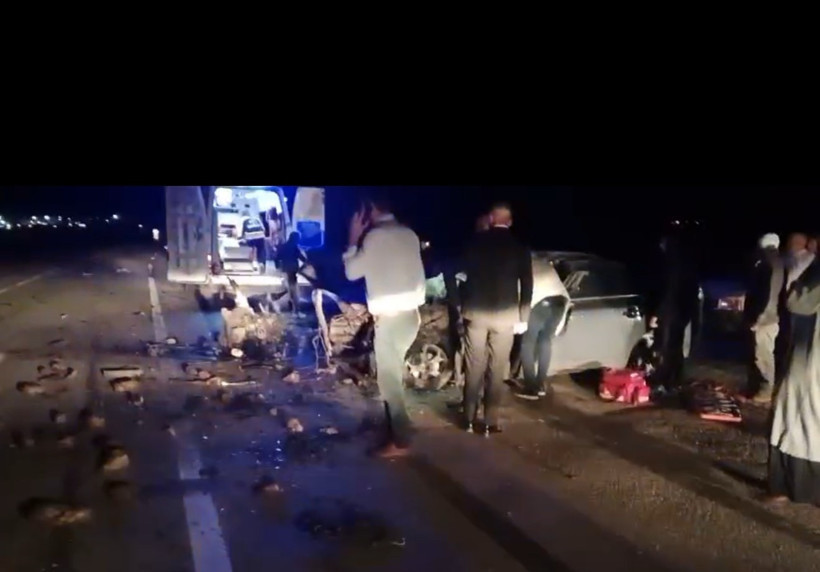 Otomobil hurda yığınına döndü: Sürücü araçta sıkıştı! - Resim : 2