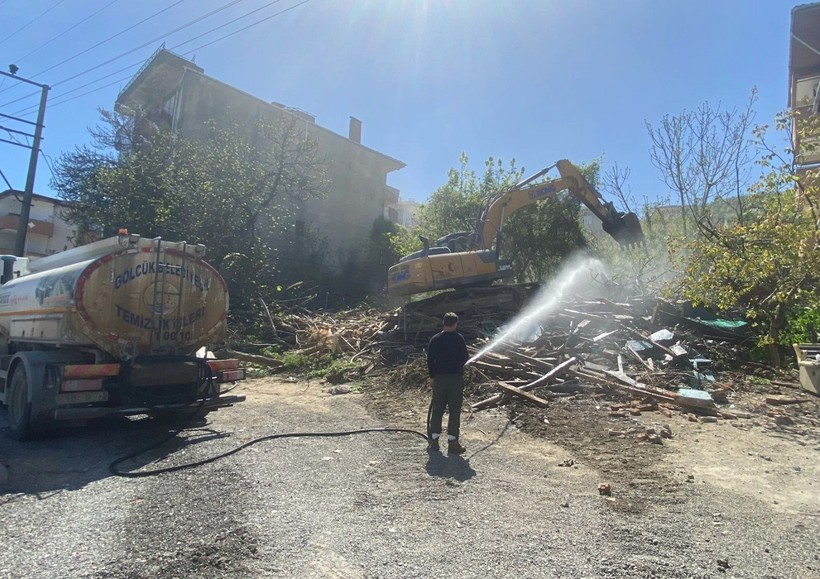 Riskli yapılar birer birer yıkılıyor - Resim : 2