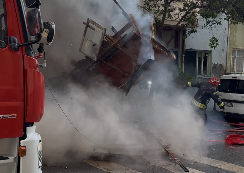 İki evi alevler sardı! Yanan evin duvarı itfaiye erlerinin üzerine devrildi! - Resim : 1