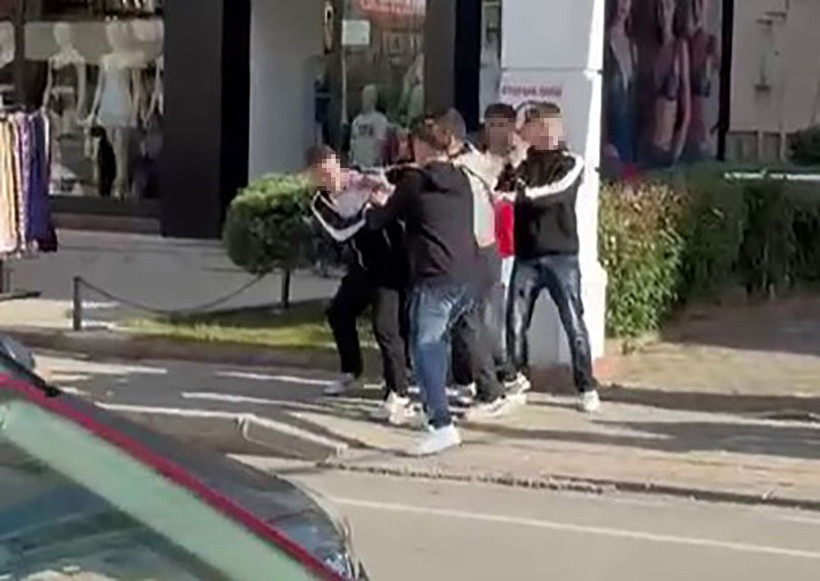Gençler arasında çıkan kavgada tekme ve yumruklar havada uçuştu! - Resim : 2