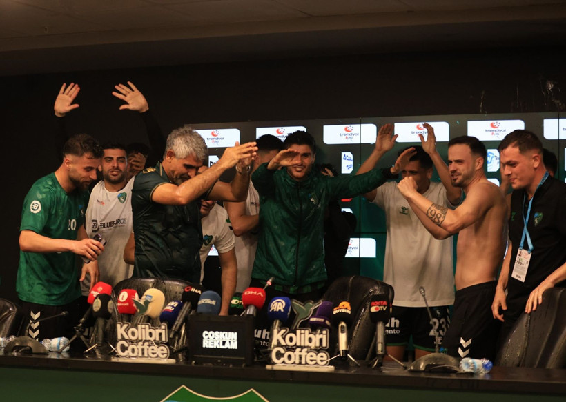 İsmet Taşdemir’den unutamayacağı basın toplantısı! Nasıl ıslandı belli değil! - Resim: 46