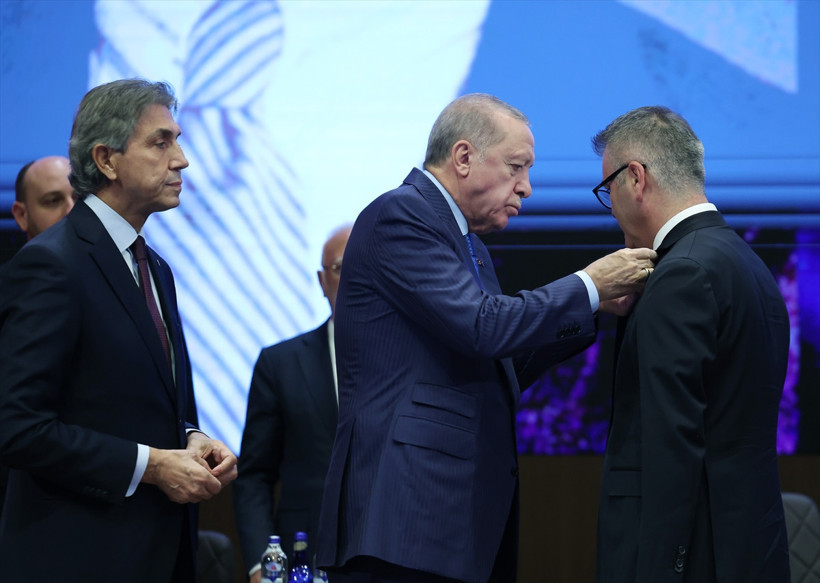 Partilerinden istifa ettiler... Rozetlerini Cumhurbaşkanı Erdoğan taktı - Resim : 1