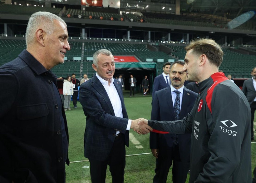 Tahir Büyükakın A Milli Takımı stadyumda karşıladı - Resim : 1