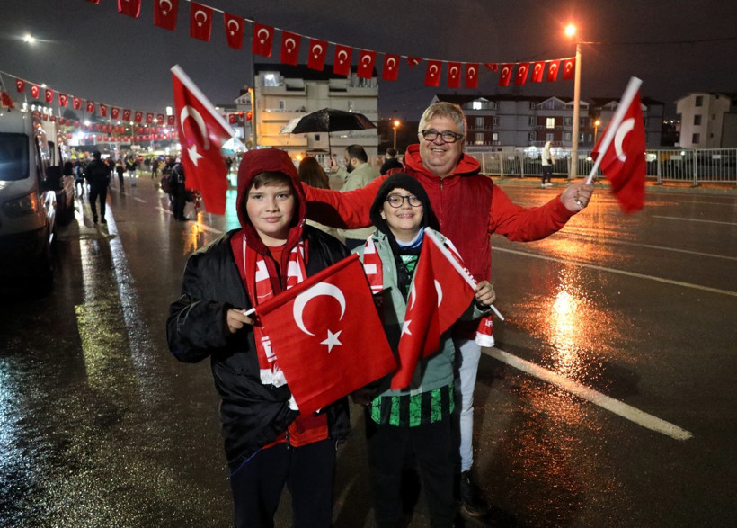 Büyükşehir’den milli maça binlerce bayrakla destek - Resim : 3