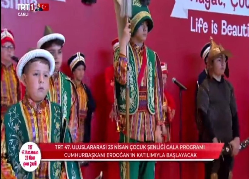Cumhurbaşkanı Erdoğan Kartepe Belediyesi Çocuk Mehter Takımı’nı ilgiyle izledi - Resim : 1