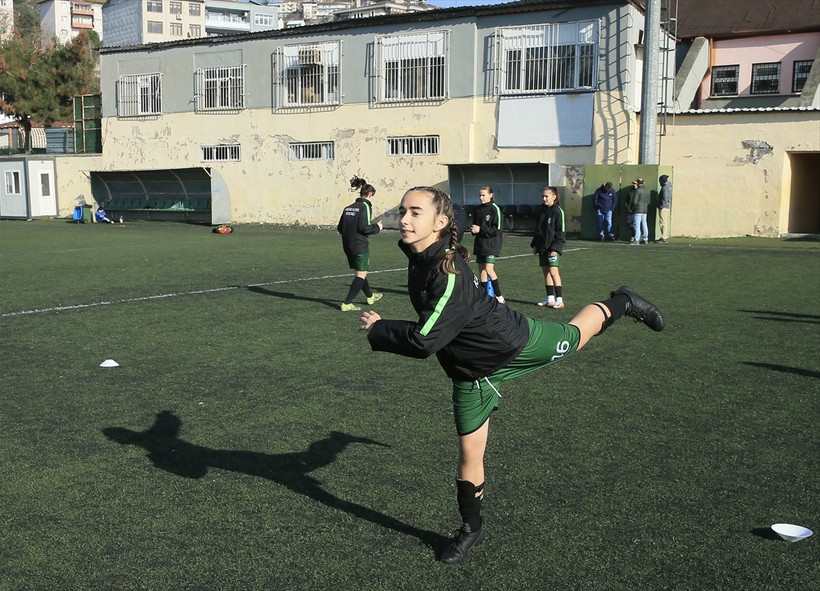 Yeşil sahanın şampiyon kızları, okul sıralarında da zirvede - Resim : 9