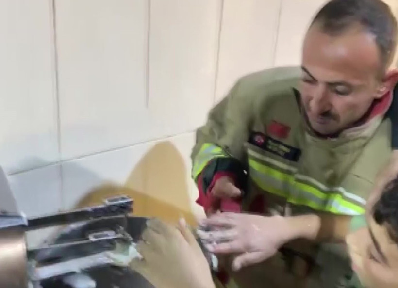 Hamur karıştırma makinesine eli sıkışan çocuk için itfaiye seferber oldu! - Resim : 1