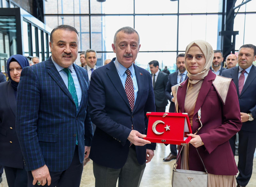 Tahir Büyükakın: İnsanlığın kurtuluşu O’nun (S.A.V.) yolundan gitmekle olacak - Resim : 2