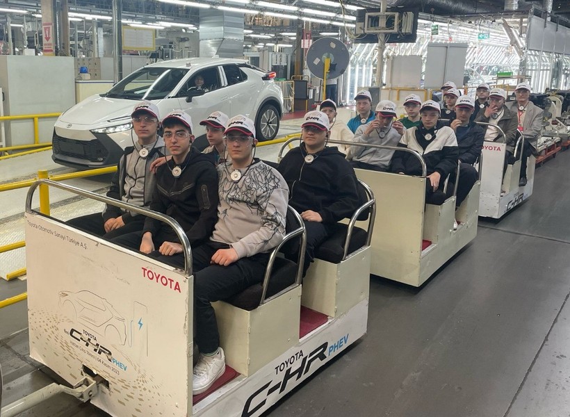 Karamürsel 100. Yıl MTAL, otomotiv sektöründeki üretim süreçlerini Toyota da gözlemledi - Resim : 5