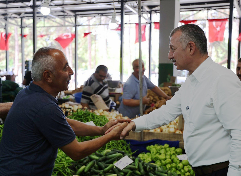 Tahir Büyükakın'dan Perşembe Pazarı ziyaretinde o anlar dikkat çekti - Resim : 1