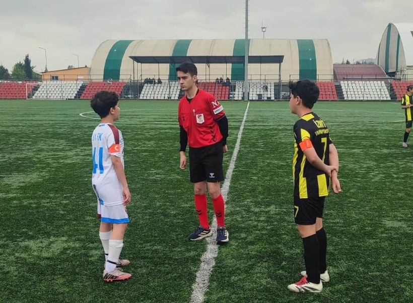 17 yaşındaki hakemden örnek davranış - Resim : 3