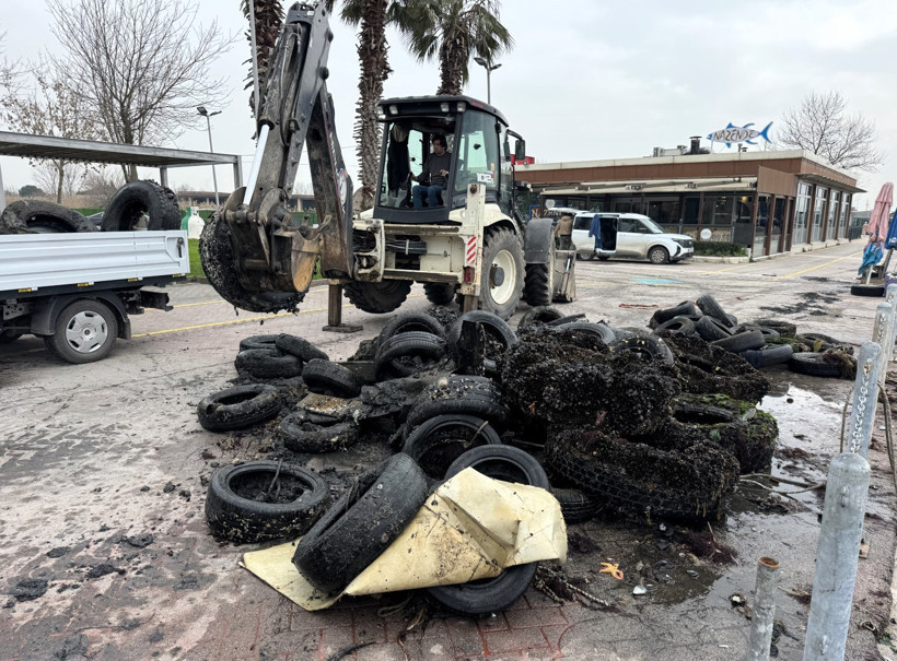 Deniz dibinden 50 ara&ccedil; lastiği &ccedil;ıkarıldı - Resim : 1