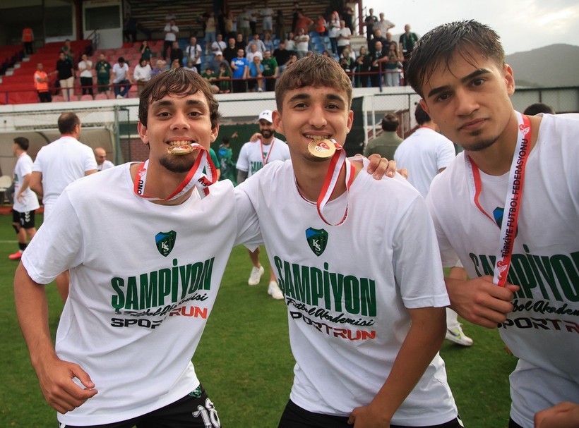 Kocaelispor U-19’da büyük coşku… Şampiyonluk bizim kupa bizim! Foto Galeri - Resim: 36