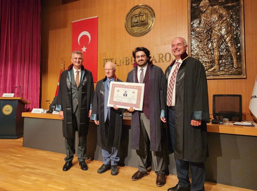 Gölcük Belediye Başkanı Ali Yıldırım Sezer’in oğlu Emir Murat avukatlık cübbesini giydi - Resim : 2