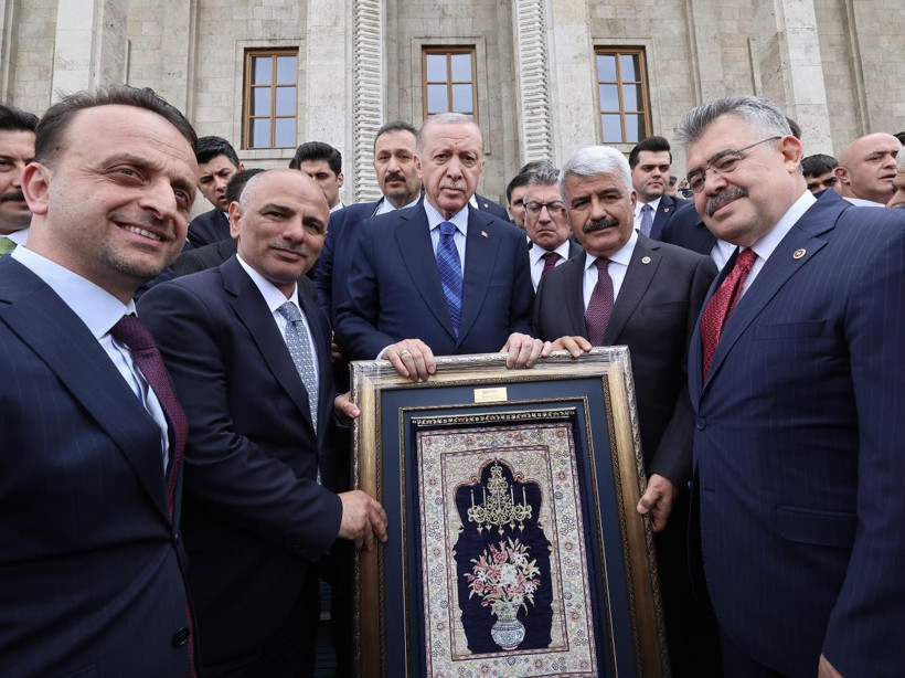 İlk Hereke Halısı, Cumhurbaşkanı Erdoğan'a hediye edildi - Resim : 1